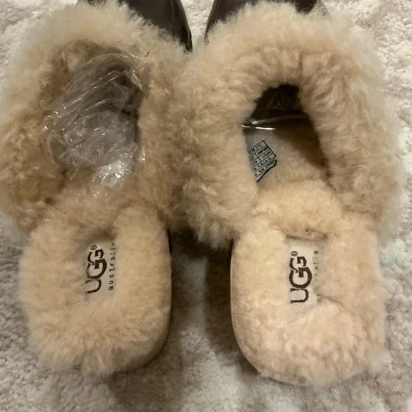 UGG Tan Sheepskin clogs - Picture 5 of 5